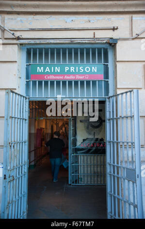 Isola di Alcatraz, CA - Novembre 6, 2015: ingresso al carcere principale situato sull Isola di Alcatraz. Alcatrax è noto per la federa di Alcatraz Foto Stock