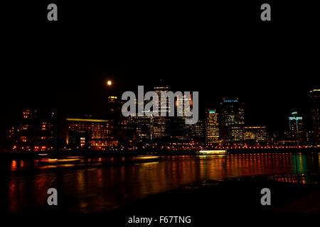 Luna si elevano al di sopra della Londra Canary Wharf Financial District Office Panorama con il fiume Tamigi di notte, Inghilterra, Gran Bretagna, Regno Unito, Foto Stock