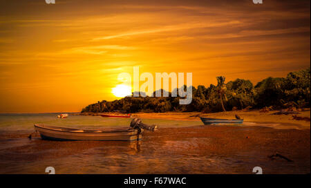 Golden tramonto sul mar dei Caraibi e la spiaggia Foto Stock