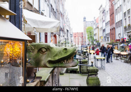 Gargoyle a Mariacka Street, la strada principale dello shopping di ambra e gioielli nella vecchia città anseatica di Danzica, Polonia. Foto Stock