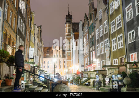 Mariacka Street di notte, la strada principale dello shopping di ambra e gioielli nella vecchia città anseatica di Danzica, Polonia. Foto Stock