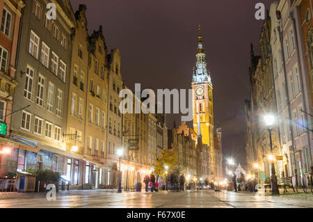 Long Lane e la torre dell orologio del consiglio della città di notte. Gdansk, Polonia Foto Stock