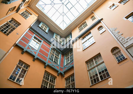 Cortile interno in Valnu Street, Riga, Lettonia Foto Stock