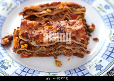 Close up di lasagne fatte in casa su una piastra Foto Stock