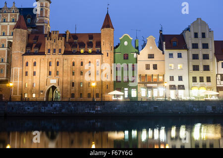 Waterfront tenement case riflesse sul fiume Motlawa di notte. Gdansk, Polonia Foto Stock