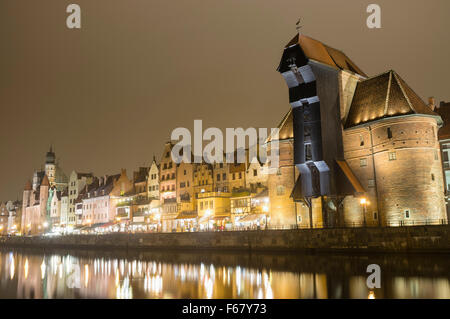 Gru medievale e Waterfront tenements riflessa sul fiume Motlawa di notte. Gdansk, Polonia Foto Stock