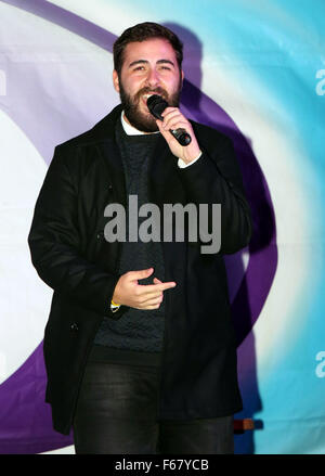 Portsmouth, Hampshire, Regno Unito. 13 Novembre, 2015. Ex x fattore speranzoso Andrea Faustini effettuando al GunWharf di fuochi d'artificio in Portsmouth questa sera ha rilasciato il suo singolo di debutto essendo stato avviato di ITV mostra lo scorso anno. Faustini - chi è stato supervisionato da Mel B e ha vinto il premio del pubblico affetto con il suo amore di pugs e sgargianti camicie. Esecuzione di una folla di 10.000 persone prima dei venti minuti di fuochi d'artificio lasciate fuori oltre il Solent per lo sfondo della Spinnaker Tower. Credito: uknip/Alamy Live News Foto Stock