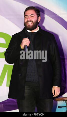 Portsmouth, Hampshire, Regno Unito. 13 Novembre, 2015. Ex x fattore speranzoso Andrea Faustini effettuando al GunWharf di fuochi d'artificio in Portsmouth questa sera ha rilasciato il suo singolo di debutto essendo stato avviato di ITV mostra lo scorso anno. Faustini - chi è stato supervisionato da Mel B e ha vinto il premio del pubblico affetto con il suo amore di pugs e sgargianti camicie. Esecuzione di una folla di 10.000 persone prima dei venti minuti di fuochi d'artificio lasciate fuori oltre il Solent per lo sfondo della Spinnaker Tower. Credito: uknip/Alamy Live News Foto Stock