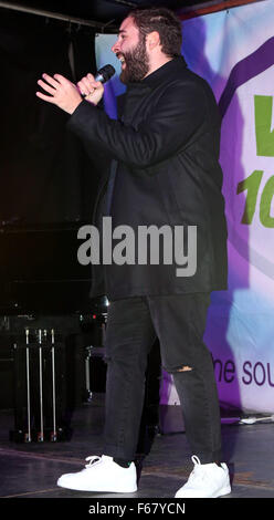 Portsmouth, Hampshire, Regno Unito. 13 Novembre, 2015. Ex x fattore speranzoso Andrea Faustini effettuando al GunWharf di fuochi d'artificio in Portsmouth questa sera ha rilasciato il suo singolo di debutto essendo stato avviato di ITV mostra lo scorso anno. Faustini - chi è stato supervisionato da Mel B e ha vinto il premio del pubblico affetto con il suo amore di pugs e sgargianti camicie. Esecuzione di una folla di 10.000 persone prima dei venti minuti di fuochi d'artificio lasciate fuori oltre il Solent per lo sfondo della Spinnaker Tower. Credito: uknip/Alamy Live News Foto Stock