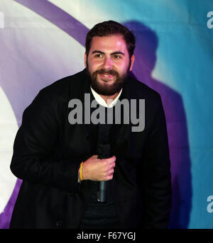 Portsmouth, Hampshire, Regno Unito. 13 Novembre, 2015. Ex x fattore speranzoso Andrea Faustini effettuando al GunWharf di fuochi d'artificio in Portsmouth questa sera ha rilasciato il suo singolo di debutto essendo stato avviato di ITV mostra lo scorso anno. Faustini - chi è stato supervisionato da Mel B e ha vinto il premio del pubblico affetto con il suo amore di pugs e sgargianti camicie. Esecuzione di una folla di 10.000 persone prima dei venti minuti di fuochi d'artificio lasciate fuori oltre il Solent per lo sfondo della Spinnaker Tower. Credito: uknip/Alamy Live News Foto Stock