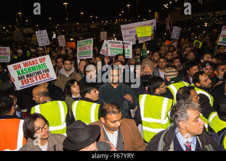 Wembley, Londra, Regno Unito. 13 Novembre, 2015. In mezzo alle alte misure di sicurezza, centinaia di manifestanti del Kashmir, supportato da George Galloway, dimostrare al di fuori lo stadio di Wembley davanti a un indirizzo a più di 60.000 Indian expats dal Primo Ministro Narendra Modi in un "Regno Unito si compiace Modi' reception. Modi, un indù e il suo partito BJP sono accusati di una vasta gamma di abusi dei diritti umani nei confronti di minoranze etniche e religiose in India. Nella foto: Kashmiris protestare fuori dallo stadio come Modi risolve la folla all'interno. Credito: Paolo Davey/Alamy Live News Foto Stock
