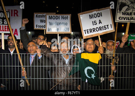 Wembley, Londra, Regno Unito. 13 Novembre, 2015. In mezzo alle alte misure di sicurezza, centinaia di manifestanti del Kashmir al di fuori lo stadio di Wembley dopo un indirizzo a più di 60.000 Indian expats dal Primo Ministro Narendra Modi in un "Regno Unito si compiace Modi' reception. Modi, un indù e il suo partito BJP sono accusati di una vasta gamma di abusi dei diritti umani nei confronti di minoranze etniche e religiose in India. Nella foto: contestatori del Kashmir sfogare la loro furia come Modi sostenitori lasciare lo stadio. Credito: Paolo Davey/Alamy Live News Foto Stock