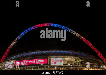 Londra, Regno Unito. Il 13 novembre 2015. Lo stadio di Wembley è illuminato in onore del Primo Ministro indiano Modi che è stato ospite speciale a un raduno per 55.000 Indiani britannico all'interno dello stadio. Credito: Stephen Chung / Alamy Live News Foto Stock