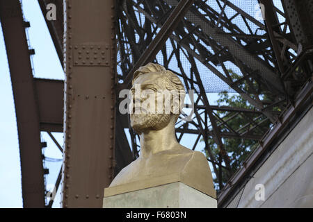 Gustave Eiffel (1832-1923). Il francese civile ingegnere e architetto. Busto sotto la Torre Eiffel. Scolpito da Emile Antoine Bourdell Foto Stock