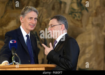 Praga, Repubblica Ceca. 13 Novembre, 2015. Segretario degli esteri britannico Philip Hammond (L) e il Ministro degli esteri ceco Lubomir Zaoralek (R) a parlare dopo la loro conferenza stampa congiunta a seguito di un incontro tra i ministri degli esteri dei quattro di Visegrad e i paesi dei Balcani occidentali e la Gran Bretagna, presso il Palazzo Cernin a Praga, Repubblica Ceca Foto Stock