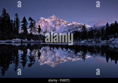 WASHINGTON - Mount Shuksan riflettente nel lago di immagine dopo il sole era già tramontato da Heather prati a Nord delle Cascate. Foto Stock