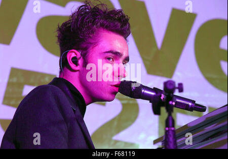 Portsmouth, Hampshire, Regno Unito. 13 Novembre, 2015. Nathan Sykes è il più noto per essere il più giovane membro della British boy band il voluto. Sykes ha intrapreso una carriera da solista. Il suo singolo di debutto "kiss me Quick" è stato rilasciato nel mese di luglio 2015. Ha raggiunto il numero uno sulla US Dance Club Songs grafico effettuando al GunWharf di fuochi d'artificio in Portsmouth questa sera H. esecuzione a una folla di 10.000 persone prima dei venti minuti di fuochi d'artificio lasciate fuori oltre il Solent per lo sfondo della Spinnaker Tower. Credito: uknip/Alamy Live News Foto Stock