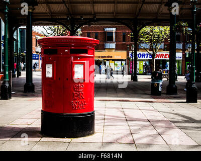 Tipo e double letter box davanti a Warrington Post Office nel centro della città vicino al vecchio mercato del pesce Foto Stock