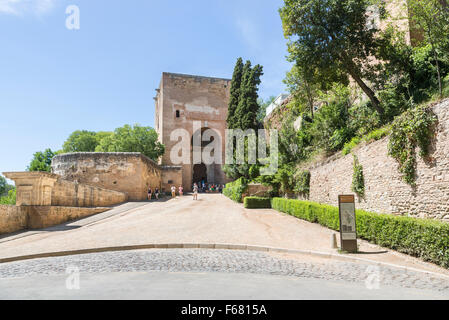 L'iconico Puerta de al Justica (gate di giustizia), entrata all'Alhambra di Granada, Andalusia, Spagna meridionale, in una giornata di sole con cielo blu Foto Stock