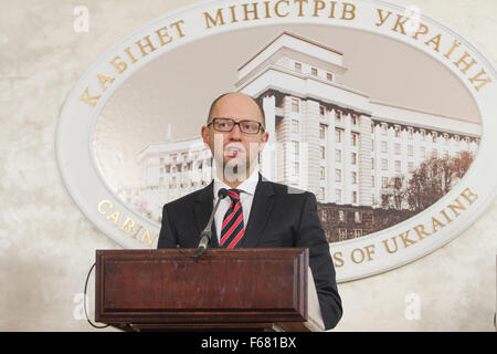 Kiev, Ucraina. Xiii Nov, 2015. L'Ucraina il Primo Ministro Arsenii Yatseniuk durante la riunione con gli Stati Uniti Segretario del Tesoro Jacob Lew che visiti l'Ucraina per discutere i risultati delle riforme nel paese con i rappresentanti del governo e ai legislatori. © Sergii Kharchenko/Pacific/Alamy Live News Foto Stock