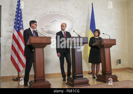 Kiev, Ucraina. Xiii Nov, 2015. Stati Uniti Segretario del Tesoro Jacob Lew (L) incontra il Primo Ministro Arsenii Yatseniuk (C) e dell'Ucraina il Ministro delle finanze Natalia Jaresko (R) durante la visita ufficiale in Ucraina per discutere i risultati delle riforme nel paese con i rappresentanti del governo e ai legislatori. © Sergii Kharchenko/Pacific/Alamy Live News Foto Stock