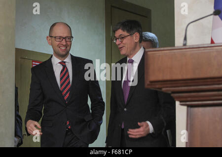 Kiev, Ucraina. Xiii Nov, 2015. Stati Uniti Segretario del Tesoro Jacob Lew (R) incontra il Primo Ministro Arsenii Yatseniuk (L) e durante la visita ufficiale in Ucraina per discutere i risultati delle riforme nel paese con i rappresentanti del governo e ai legislatori. © Sergii Kharchenko/Pacific/Alamy Live News Foto Stock