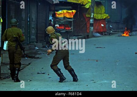 Srinagar, India. Xiii Nov, 2015. Poliziotti indiano stand avviso nel vecchio Srinagar la capitale estiva della controllata indiana del Kashmir. Scontri scoppiati dopo Venerdì congregazione preghiere chiuso contro la detenzione della gioventù dalle forze governative durante incursioni notturne su oneri di pietra della concia. © Faisal Khan/Pacific Press/Alamy Live News Foto Stock