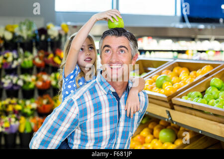 Padre dando la sua figlia una piggy back Foto Stock