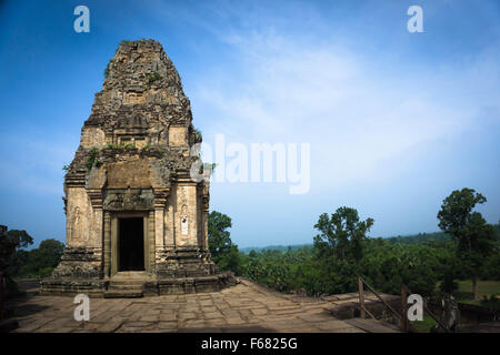 Angkor, Cambogia: Torre sulla terrazza superiore a Pre Rup tempio Foto Stock
