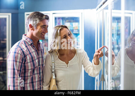 Coppia sorridente comprare generi alimentari Foto Stock