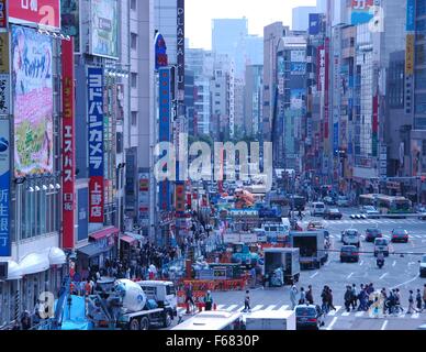 Una scena di strada nel quartiere di Ueno, Tokyo, Giappone Foto Stock