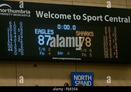 Newcastle upon Tyne, Regno Unito. Il 13 novembre 2015. Il quadro di valutazione finale che mostra che la Newcastle Eagles aveva vinto il loro nono consecutivi di league match di rimanere imbattuto. Credito: Colin Edwards / Alamy Live News Foto Stock