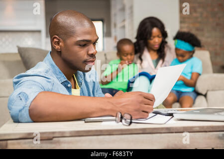 Padre concentrato carta di lettura Foto Stock