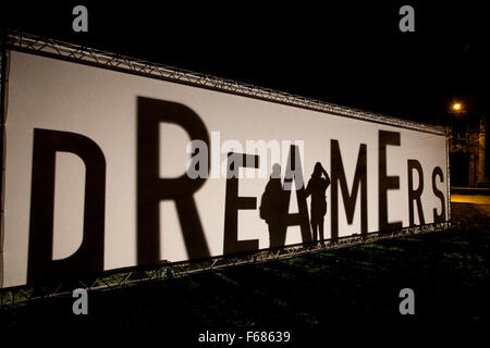 Durham, Co. Durham, Inghilterra - Novembre 13, 2015: sognatori, mediante Elisa Artesero (UK), la Crown Court Gardens. Uno degli schermi di luce visibile durante il 2015 Durham Lumiere detenute da 12th-15th Novembre. Credito: AC Immagini/Alamy Live News Foto Stock