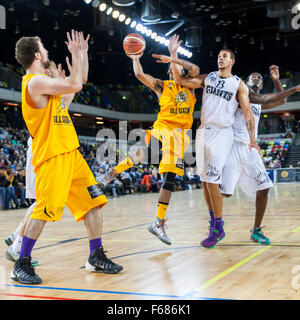 Londra, Regno Unito. Il 13 novembre 2015. London Lions player Nick Lewis (11) salta fino al cestello con i giganti' Nathan Schall (13) cercando di blocco durante la London Lions vs manchester giganti BBL gioco presso la casella di rame Arena del Parco Olimpico. London Lions vincere 85-60 Credito: Imageplotter/Alamy Live News Foto Stock