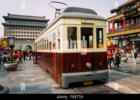 Pechino, Cina - Close up della vettura tranviaria in strada degli affari di Qianmen nelle ore diurne. Foto Stock