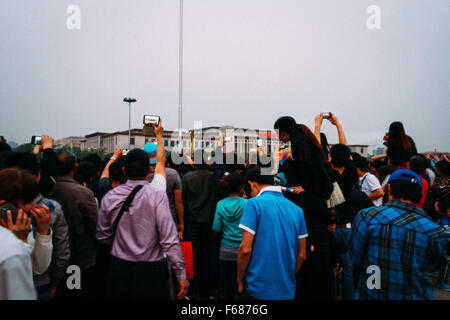 Pechino, Cina - Il punto di vista della Piazza Tiananmen, ci sono molte persone lì a guardare il quotidiano abbassamento-la-cerimonia della bandiera. Foto Stock