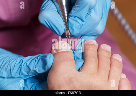 Master forme di pedicure unghie e cuticole closeup. Manicure hardware. Il concetto di cura del corpo. Foto Stock