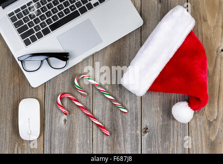 Vacanze di Natale e tecnologia su desktop rustico. Elevato angolo di visualizzazione. Foto Stock