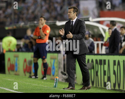 Buenos Aires, Argentina. Xiii Nov, 2015. Brasile del capo allenatore Dunga reagisce durante il 2018 la Russia World Cup Match di qualificazione tra Argentina e Brasile nella monumentale Antonio Vespuci Stadium di Buenos Aires, capitale dell'Argentina il 9 novembre 13, 2015. La partita si è conclusa con un pareggio 1-1. Credito: Alberto Raggio/Xinhua/Alamy Live News Foto Stock