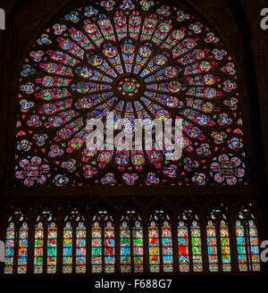 Nord Rosone Vergine Maria Gesù discepoli il vetro macchiato la cattedrale di Notre Dame Parigi Francia. Notre Dame fu costruito 1200s Foto Stock