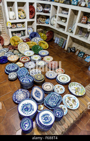 Toledo Spagna,Spagnolo,De la Puente Ceramica,negozio di articoli da regalo,negozio,souvenir,shopping shopper shopping negozi mercati di vendita di vendita,negozio St Foto Stock