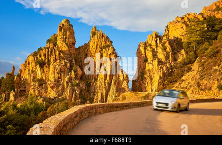 Montagne strada in Calanches de Piana, Golfe de Porto, Corsica, Francia, UNESCO Foto Stock