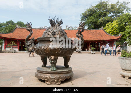 Il Tempio della Letteratura ad Hanoi, Vietnam, è un centro di apprendimento e le borse di studio dedicato a Confucio e risale al 1070 Foto Stock