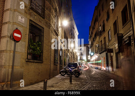 Toledo Spagna,Europa,spagnolo,ispanico Latino etnia immigrati minoritari, crepuscolo,notte notte notte notte sera dopo il buio,Calle del Horno de los Foto Stock