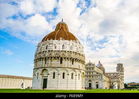 Pisa, Italia - 19 Ottobre 2015 : Vista dei famosi palazzi di Piazza dei Miracoli e i turisti a Pisa, Italia il 19 ottobre 2015. Foto Stock