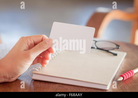 Donna tenere blank business cards, stock photo Foto Stock