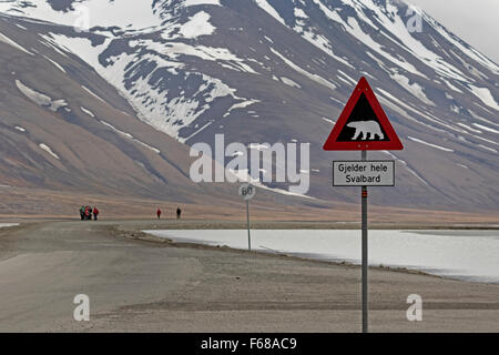 Orso polare in segno di avvertimento, Longyearbyen, isola Spitsbergen, arcipelago delle Svalbard Isole Svalbard e Jan Mayen, Norvegia, Europa Foto Stock