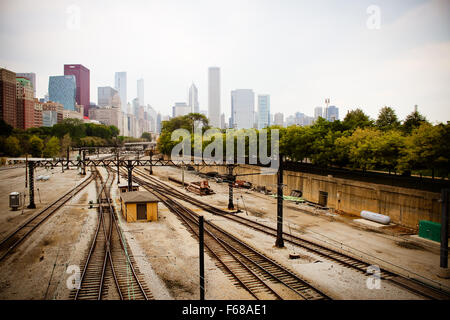 Treno vuoto le tracce in Chicago, IL con lo skyline della città Foto Stock