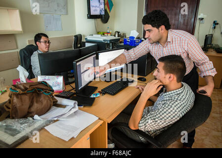 Processo di lavoro in un ufficio di Kabul Pressistan Media Company, Kabul, Afghanistan Foto Stock